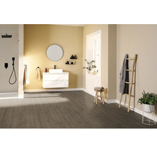 Helles Badezimmer mit Dusche, Waschtisch, Spiegel und Dekorationen