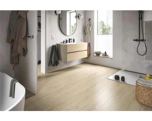 Modernes Badezimmer mit Waschtisch, Spiegel, Dusche und hellem Holzboden