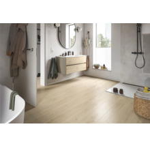 Helles Badezimmer mit Waschtisch, Spiegel, Dusche und Holzboden