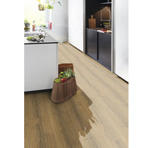 Heller Raum mit Holzboden und Küchenzeile