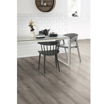 Esstisch mit Geschirr und zwei Stühlen auf Laminatboden