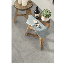 Badezimmer Szene mit zwei Holzhockern, Handtuch, Pflanze, Seifenspender und Bodenfliesen