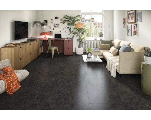 Wohnzimmer mit Sofa, Tisch, Schrank, Schreibtisch, Stuhl und dunklem Boden