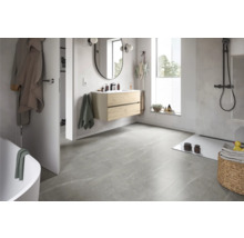Helles Badezimmer mit Waschtisch, Spiegel, Dusche und grauen Bodenfliesen.
