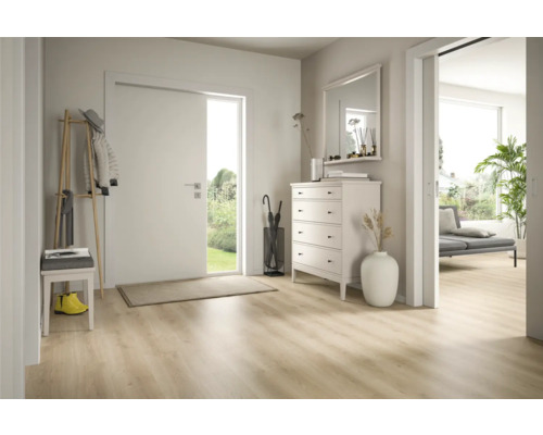 Heller Eingangsbereich mit Garderobe, Kommode, Spiegel und offener Tür zum Garten.