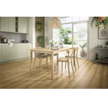 Heller Essbereich mit Holztisch, Stühlen und Laminatboden.