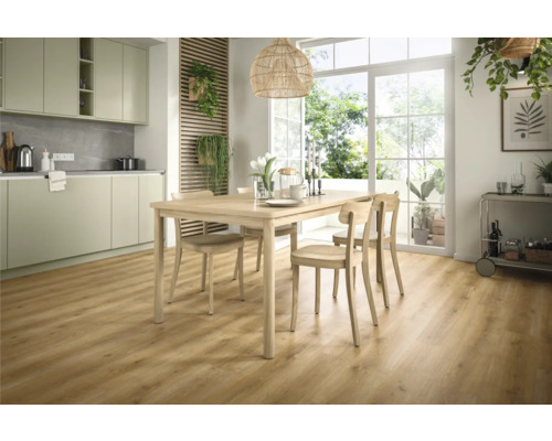 Heller Essbereich mit Holztisch, Stühlen und Laminatboden.