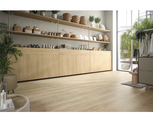 Heller Raum mit Holzschränken, Regalen und Holzboden