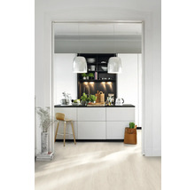 Helle Küche mit Kücheninsel, Barhocker und Küchenutensilien