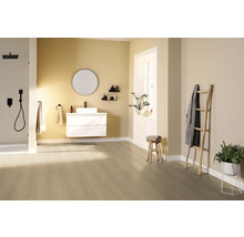 Modernes Badezimmer mit Dusche, Waschtisch, Spiegel und Holzleiter