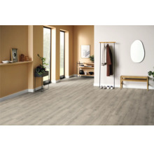 Heller Raum mit Designboden, Garderobe und Regalen für ein modernes Ambiente.