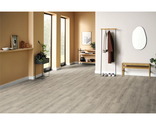 Heller Raum mit Designboden, Garderobe und Regalen für ein modernes Ambiente.