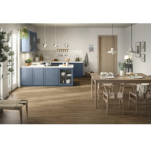 Helle und geräumige Küche mit Essbereich, blauen Küchenschränken und Holzboden