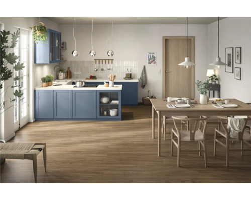 Helle und geräumige Küche mit Essbereich, blauen Küchenschränken und Holzboden