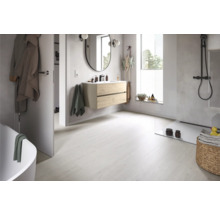 Helles Badezimmer mit Waschtisch, Spiegel, Dusche und Badewanne für ein modernes Ambiente