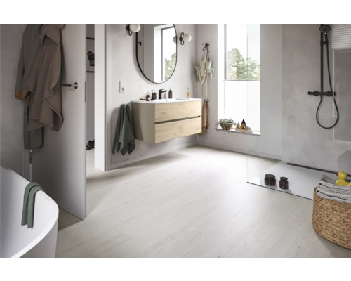 Helles Badezimmer mit Waschtisch, Spiegel, Dusche und Badewanne für ein modernes Ambiente