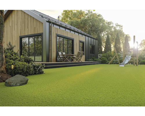 Modernes Haus mit Holzfassade, Terrasse mit Sitzgruppe und Spielplatz im Garten mit Kunstrasen.