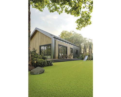 Modernes Holzhaus mit Terrasse und Spielplatz im Garten.