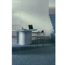 Büro mit Teppichboden, Schreibtisch und Stuhl