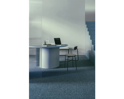 Büro mit Teppichboden, Schreibtisch und Stuhl