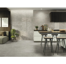 Heller Wohnraum mit Fliesenboden, Essecke und Küchenzeile.