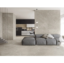 Heller Wohnraum mit Fliesenboden und Wandfliesen in Marmoroptik, Sofa und Küchenzeile