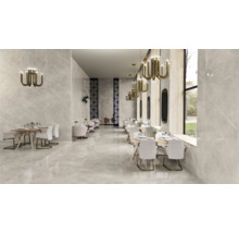 Innenraumansicht eines Restaurants mit Tischen und Stühlen auf einem Boden aus Fliesen