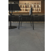 Innenraumansicht mit Tisch, Stuhl und Bar im Hintergrund