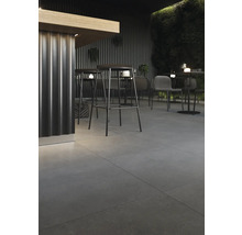 Außenbereich mit Barhockern, Stühlen und Bodenfliesen