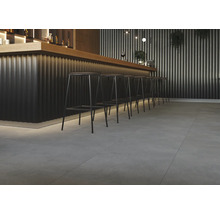 Bar mit Hockern und Fliesenboden.