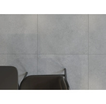 Graue Fliesen mit Stuhl und Tisch von oben