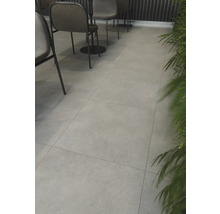 Innenaufnahme mit verlegten Bodenfliesen und Sitzgelegenheiten