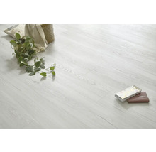 Heller Laminatboden mit Holzoptik, Dekoration und Notizbuch