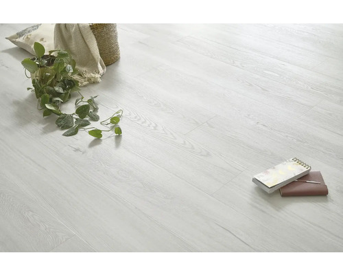 Heller Laminatboden mit Holzoptik, Dekoration und Notizbuch