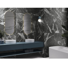 Badezimmer mit Waschbecken, Spiegeln und Fliesen in Marmoroptik