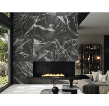 Wohnzimmer mit Kamin und Wandfliesen in Marmoroptik