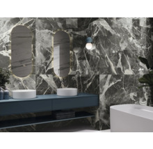 Modernes Badezimmer mit grauen Marmorfliesen, Waschtisch, Spiegel und Badewanne