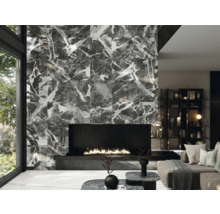 Modernes Wohnzimmer mit gefliester Wand in Marmoroptik, offenem Kamin und Designermöbeln.