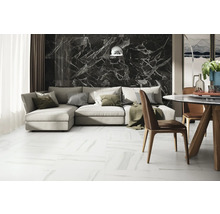 Modernes Wohnzimmer mit Couch, Esstisch und Fliesen in Marmoroptik