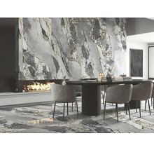 Esszimmer mit Marmorfliesen an Wand und Boden, Kamin und Esstisch mit Stühlen