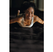 Frau trainiert auf einer Trainingsmatte.