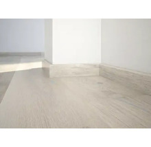 Szene eines Raumes mit Sockelleiste und Laminatboden