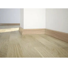 Raumansicht mit Holzfußboden und Sockelleisten