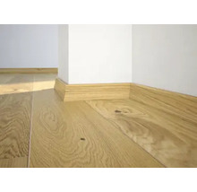 Holzfußboden und Sockelleisten im Innenbereich