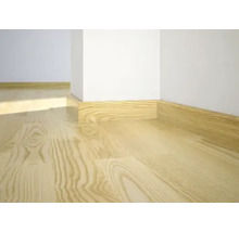 Raumecke mit montierter Holzfußleiste und Holzboden