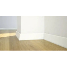 Raumecke mit Holzboden und weißen Sockelleisten