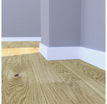 Raumecke mit Holzboden und weißen Fußleisten