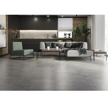 Helles Wohnzimmer mit grauen Bodenfliesen, Ecksofa und Küchenzeile