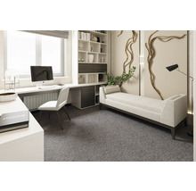 Helles Arbeitszimmer mit Schreibtisch, Regal und Liege