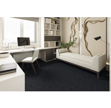 Innenraumszene mit Schreibtisch, Stuhl, Bücherregal und Liege auf dunklem Teppichboden.